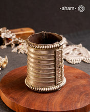 Statement vintage silver kada, handcrafted by skilful artisans. Beautiful piece from a bygone era, that bring back memories and stories of that time.&nbsp; The price is for one piece only.