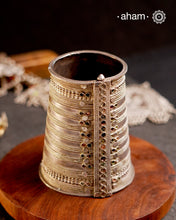 Vintage silver kada with intricate work, handcrafted by skilful artisans.Beautiful piece from a bygone era, that bring back memories and stories of that time.
The price is for one piece only.