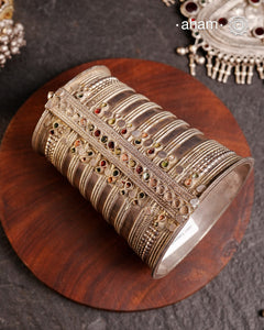 Vintage silver kada with intricate work, handcrafted by skilful artisans Beautiful piece from a bygone era, that bring back memories and stories of that time.
The price is for one piece only.