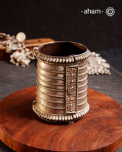 Statement vintage silver kada, handcrafted by skilful artisans. Beautiful piece from a bygone era, that bring back memories and stories of that time.&nbsp; The price is for one piece only.