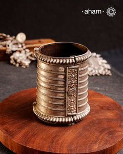 Statement vintage silver kada, handcrafted by skilful artisans. Beautiful piece from a bygone era, that bring back memories and stories of that time.&nbsp; The price is for one piece only.