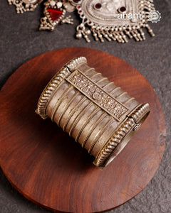 Statement vintage silver kada, handcrafted by skilful artisans. Beautiful piece from a bygone era, that bring back memories and stories of that time.&nbsp; The price is for one piece only.