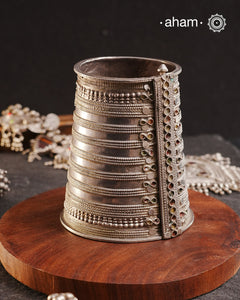 Vintage silver&nbsp;kada&nbsp;with intricate work, handcrafted&nbsp;by skilful artisans.&nbsp;Beautiful piece from a bygone era, that bring back memories and stories of that time.
The price is for one piece only.