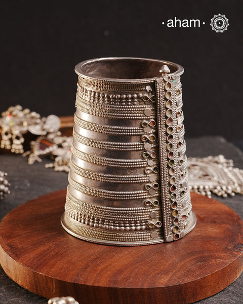 Vintage silver kada with intricate work, handcrafted by skilful artisans. Beautiful piece from a bygone era, that bring back memories and stories of that time.
The price is for one piece only.