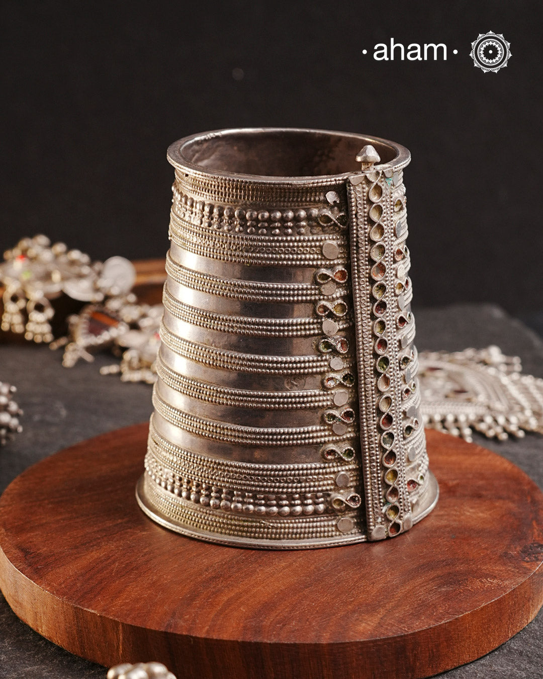 Vintage silver kada with intricate work, handcrafted by skilful artisans. Beautiful piece from a bygone era, that bring back memories and stories of that time.
The price is for one piece only.