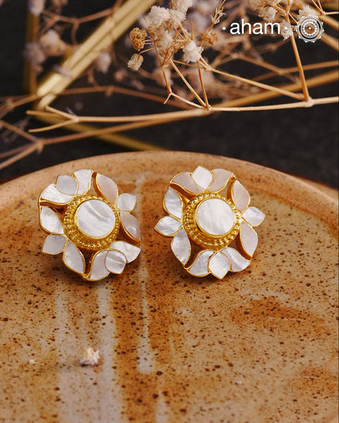 Embrace the allure of timeless elegance with Aham Jewellery’s latest Mother of Pearl collection, a radiant choice for festive celebrations and weddings. Each piece is crafted in 92.5 silver and adorned with a luxurious gold polish, capturing the iridescent beauty of mother of pearl.