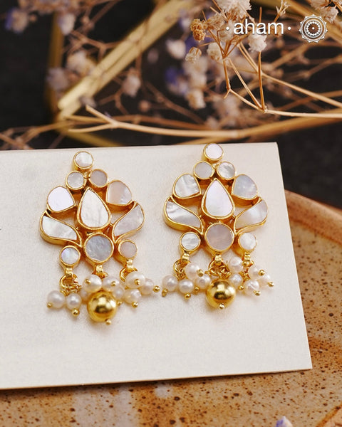 Embrace the allure of timeless elegance with Aham Jewellery’s latest Mother of Pearl collection, a radiant choice for festive celebrations and weddings. Each piece is crafted in 92.5 silver and adorned with a luxurious gold polish, capturing the iridescent beauty of mother of pearl.