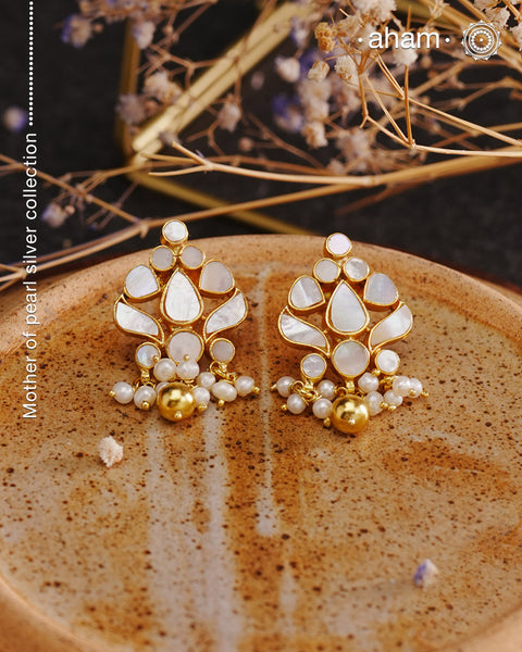Embrace the allure of timeless elegance with Aham Jewellery’s latest Mother of Pearl collection, a radiant choice for festive celebrations and weddings. Each piece is crafted in 92.5 silver and adorned with a luxurious gold polish, capturing the iridescent beauty of mother of pearl.