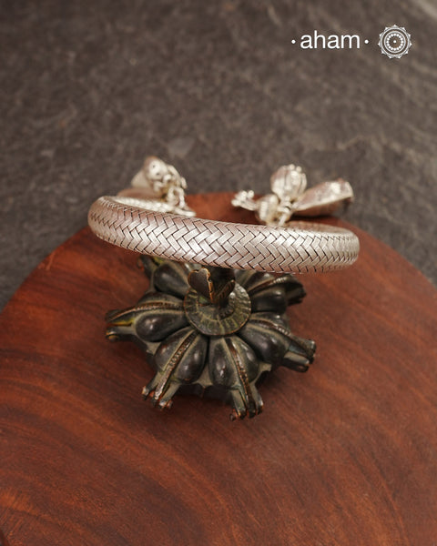 Up your wrist game with the A.M P.M Silver bracelet! The charm bracelet, complete with a beautiful weave pattern inspired by Thai craftsmanship. Perfect for adding a playful touch to any outfit. These are crafted in the finest 92.5 silver

The price is for one piece only.