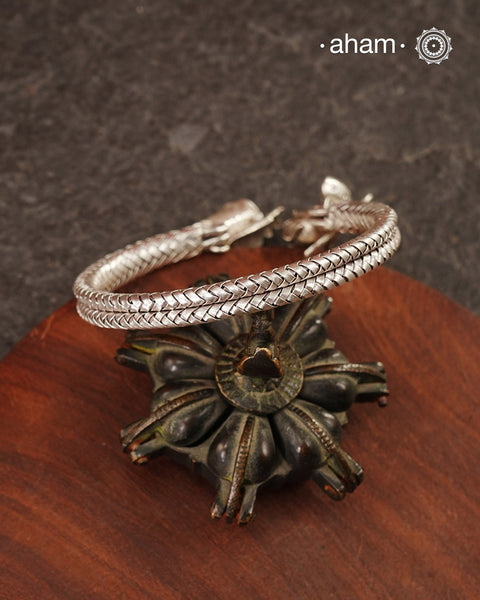 Up your wrist game with the A.M P.M Silver bracelet! The charm bracelet, complete with a beautiful weave pattern inspired by Thai craftsmanship. Perfect for adding a playful touch to any outfit. These are crafted in the finest 92.5 silver

The price is for one piece only.