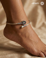 Handcrafted twist and wear leg kada. Lightweight anklet crafted in 92.5 sterling silver.
Comes as a single piece only