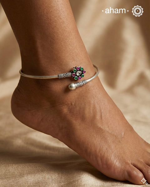 Handcrafted twist and wear leg kada. Lightweight anklet crafted in 92.5 sterling silver.
Comes as a single piece only