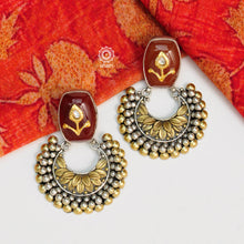 Everyone loves a classic chandbali. Intricately designed earrings with dual tones of gold and silver with a stone highlight, these are a perfect addition to your wardrobe.