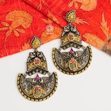 Beautiful dual tone earrings with fine Kolhapuri Nakshi work and kundan embellishments on top. crafted in 92.5 sterling silver. 