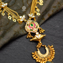 Make a sophisticated style statement with this elegant silver neckpiece. Necklace crafted using traditional techniques with dainty gold polish chain including kundan work floral motifs, tribal amulet and green semi precious stone drop. Perfect for intimate weddings and upcoming festive celebrations.