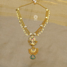 Make a sophisticated style statement with this elegant silver neckpiece. Necklace crafted using traditional techniques with dainty gold polish chain including kundan work floral motifs, tribal amulet and green semi precious stone drop. Perfect for intimate weddings and upcoming festive celebrations.