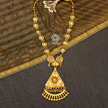 Make a sophisticated style statement with this elegant gold polish neckpiece with kundan highlights. Handcrafted using traditional techniques in silver with long chain including intricate pattern. Perfect for intimate weddings and upcoming festive celebrations.