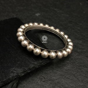 Everyday wear silver bangles crafted in 92.5 silver. Works great when stacked with other bangles or even just by itself. 