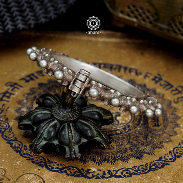 Vintage silver kada with intricate work, handcrafted by skilful artisans. Beautiful piece from a bygone area, that bring back memories and stories of that time.  The price is for one piece only.