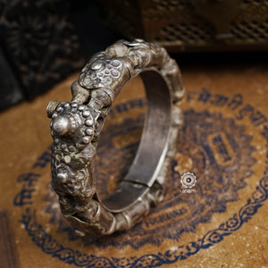 Vintage silver kada with intricate floral work, handcrafted by skilful artisans. Beautiful piece from a bygone era, that bring back memories and stories of that time. 