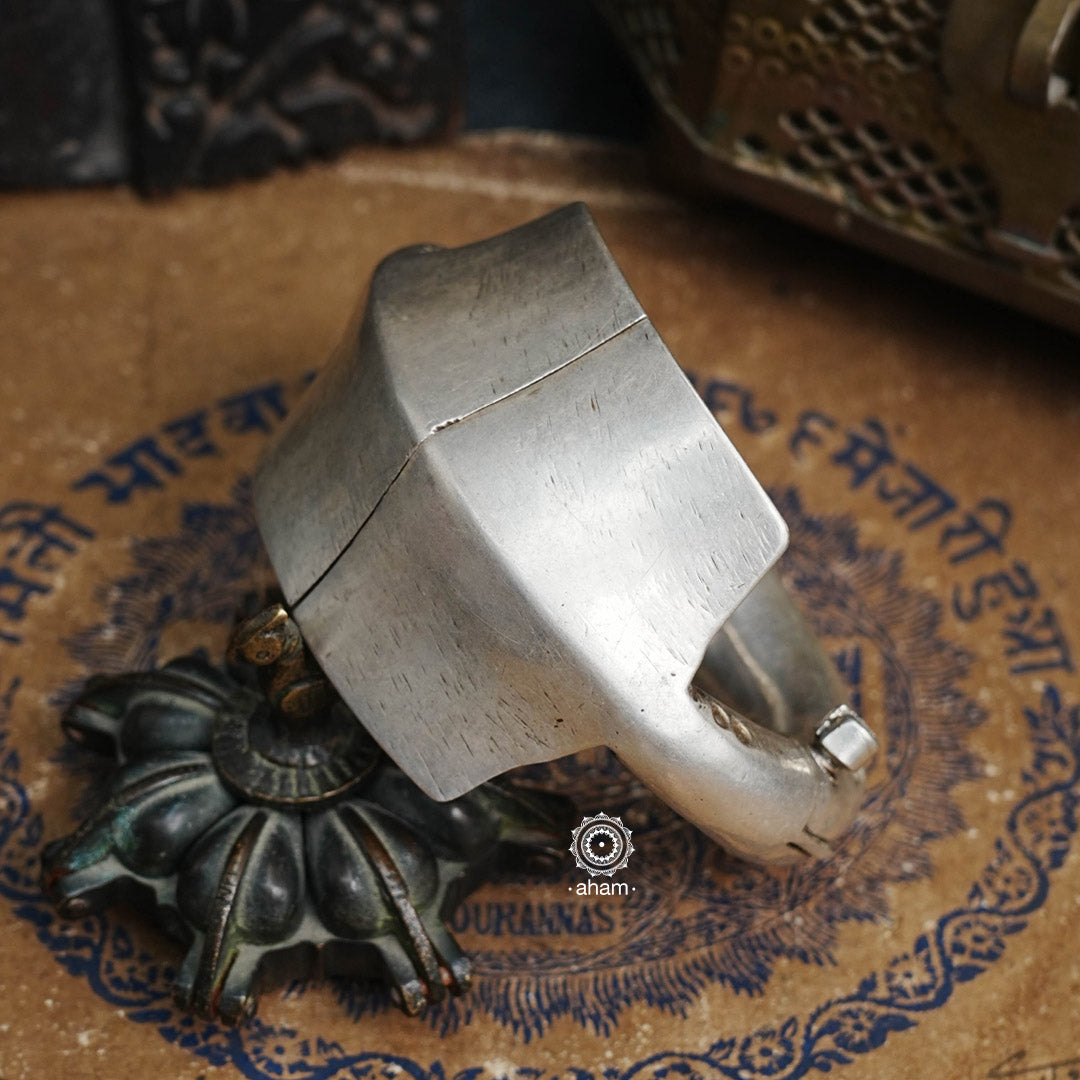 Statement vintage silver kadla anklet that can also be worn as a kada. Crafted by skilful artisans with a heavy silver round cast, the ends are hand beaten for the tapered effect. Beautiful piece from Gujarat, that bring back memories and stories of that time.   