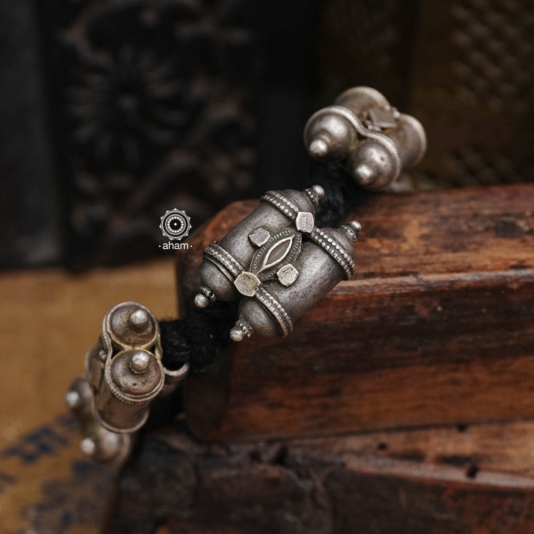 Vintage silver pauchi with intricate work, handcrafted by skilful artisans. Beautiful kada from a bygone era, that bring back memories and stories of that time. Please note we have not changed the threading of this vintage pauchi. 