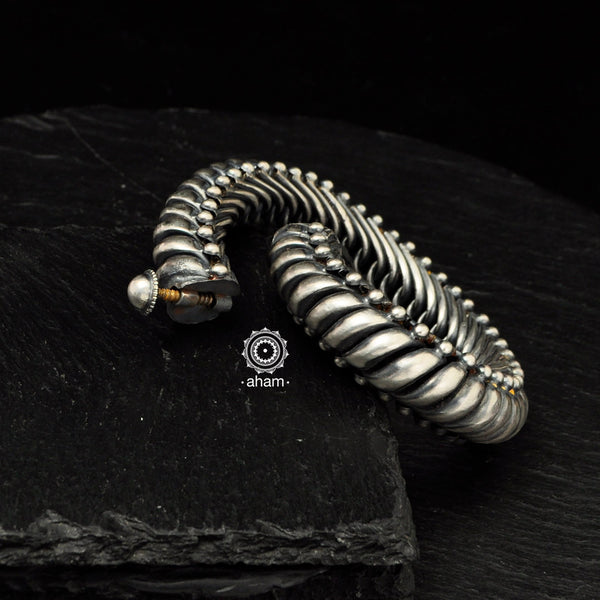Beautiful handcrafted tribal twist kada from Rajasthan traditionally called as Sutarla.  Unique flexible chain kada. 
