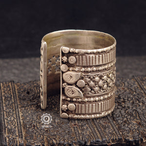 Handcrafted Vintage silver kada with intricate work, handcrafted by skilful artisans. Beautiful Turkmen piece that will never go out of style, a must have in every silver lovers collection.