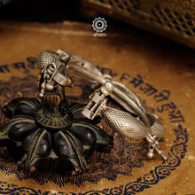 Vintage silver kada handcrafted by skilful artisans. A beautiful piece from a bygone area, that bring back memories and stories of that time. 