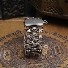 Vintage silver kada with intricate work, handcrafted by skilful artisans. Beautiful piece from a bygone era, that bring back memories and stories of that time. 
