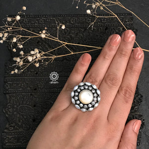Adjustable pearl flower ring in 92.5 sterling silver. A versatile ring that works with most outfits. 